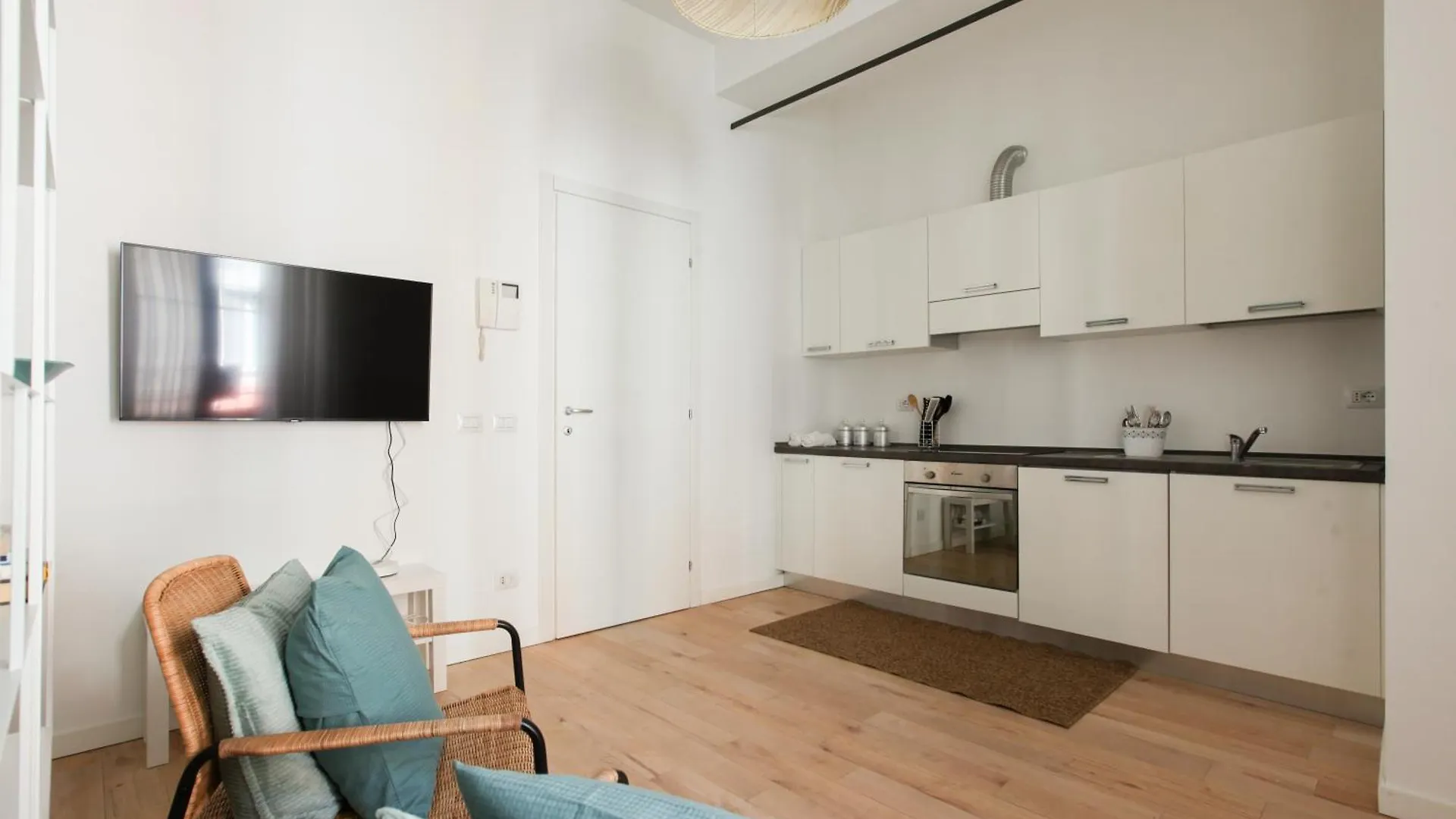 Hozyhome Isola District Milan Apartment